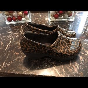Nurse Mates Pillow top Clogs Cheetah sz9 New